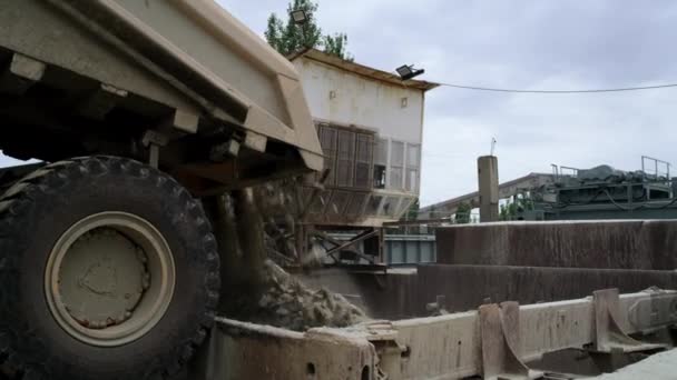 在采石场卸下碎石的卡车 — 图库视频影像