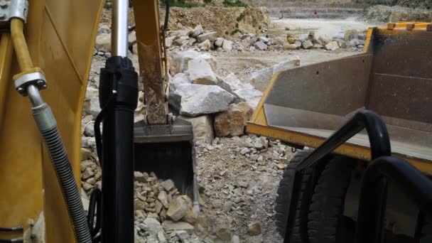 Excavator loading lorry with rocks — Vídeo de Stock