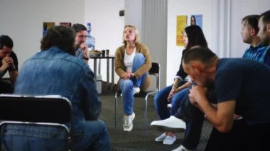 Kadın psikoterapi seansı sırasında travmatik olaylardan bahsediyor.