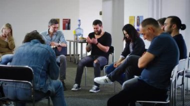 Erkek bağımlı grup toplantısında ağlıyor
