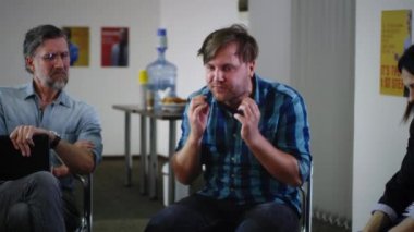 Kızgın adam destek toplantısı sırasında konuşuyor.