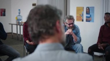 Toplantı sırasında Asyalı danışman insanları destekliyor