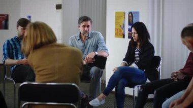 Grup lideri zihinsel sorunları olan insanlara yardım ediyor