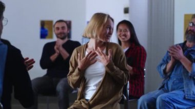 Mutlu kadın, bağımlılığı yenmekten bahsediyor.