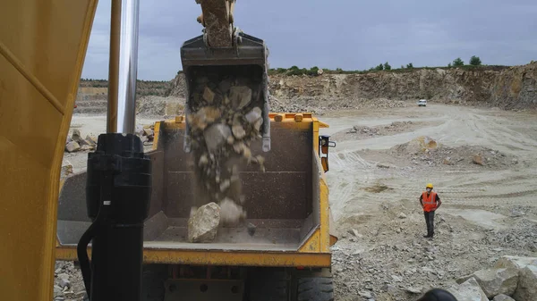 Excavadora excavando piedra en cantera — Foto de Stock