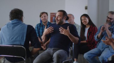 İyimser iyileşmiş bağımlı AA toplantısı sırasında alkolsüz hayattan bahsediyor.