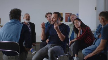 İyimser iyileşmiş bağımlı AA toplantısı sırasında alkolsüz hayattan bahsediyor.