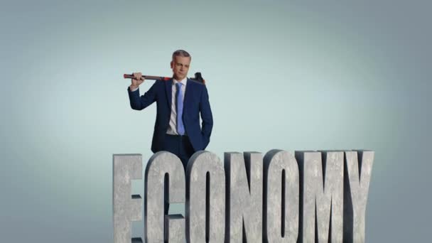 Hombre de negocios de mediana edad rompiendo la inscripción Economía — Vídeos de Stock