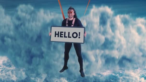Vrolijke mannelijke parachutist met Hallo inscriptie — Stockvideo