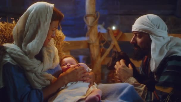 Joseph avec l'agneau et Marie avec l'enfant Jésus dans l'étable — Video