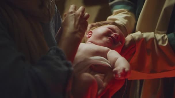 María y José consolando llorando bebé Jesús — Vídeos de Stock