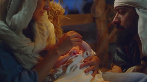 Maria en Jozef bewonderen slapende baby Jezus — Stockvideo