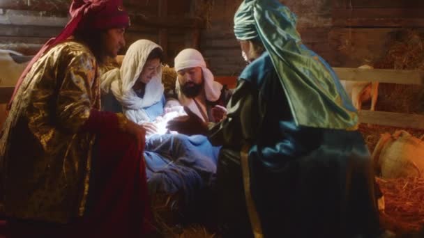 Magi speaking with Joseph and Mary about Jesus Christ birth — Stock Video