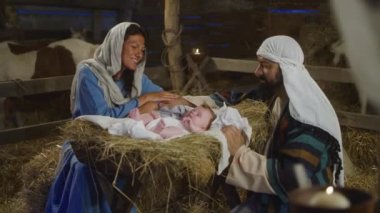 Mutlu Meryem ve Yusuf bebek İsa 'yla tezgahların yanında