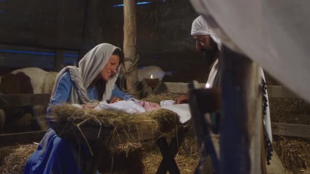 Marie et Joseph avec l'enfant Jésus dans la grange — Video