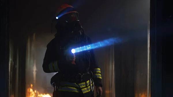 Bombero buscando sobrevivientes en edificio en llamas —  Fotos de Stock