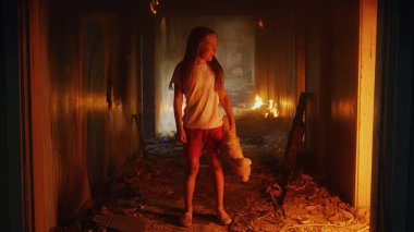 Yanan binada duran dehşete düşmüş kız.