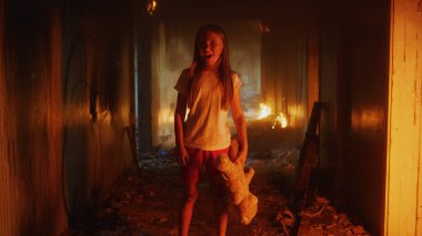 Yanan binada duran dehşete düşmüş kız.