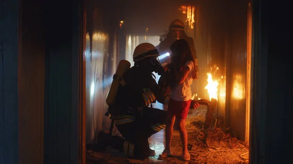 Firemen saving kid from fire — Stock Photo, Image