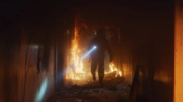 Bombero buscando sobrevivientes en edificio en llamas —  Fotos de Stock