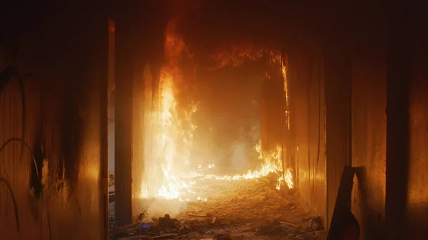 Corredor de um edifício residencial em uma chama de fogo — Fotografia de Stock