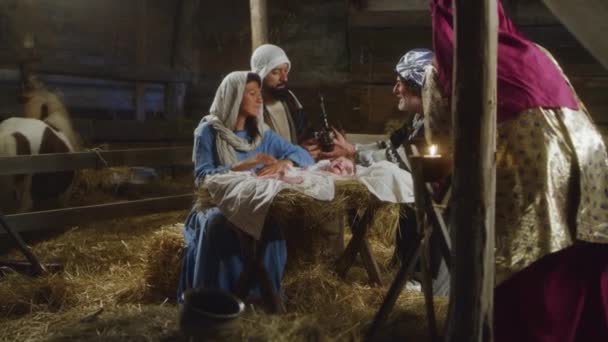 Magos dando regalos al niño Jesús — Vídeo de stock