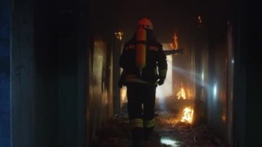 İtfaiyeciler yanan binada hayatta kalanları arıyorlar.