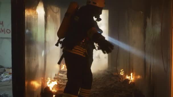 Bomberos corriendo por el pasillo del edificio en llamas — Vídeos de Stock