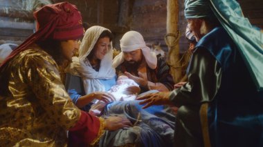 Magi, İsa 'nın doğumu hakkında Joseph ve Mary ile konuşuyor.