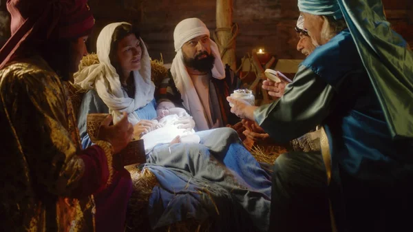 Magos dando presentes para o bebê Jesus — Fotografia de Stock