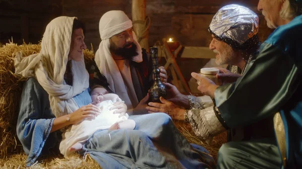 Magos dando presentes para o bebê Jesus — Fotografia de Stock