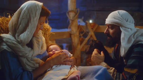 José com cordeiro e Maria com o menino Jesus em estábulo — Fotografia de Stock