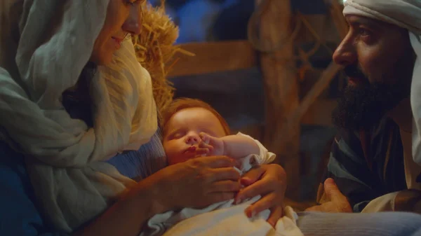 María y José admirando al niño dormido Jesús —  Fotos de Stock