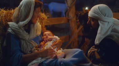 Yusuf ve kuzusu Meryem ve bebek İsa 'nın yanında