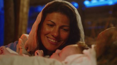 Mutlu Bakire Meryem, Tanrı 'nın oğluna hayran.