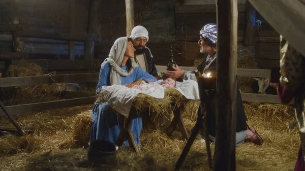 Magos dando presentes para o bebê Jesus — Fotografia de Stock