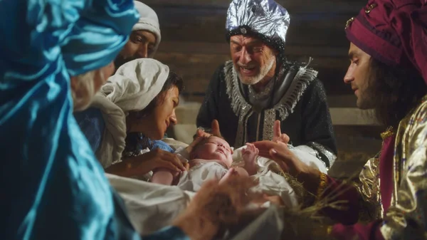 Heilige Drei Könige und Eltern sprechen mit Jesuskind über die Krippe — Stockfoto