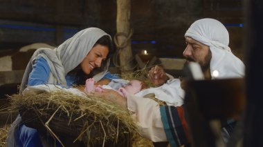 Meryem ve Yusuf yemlikte bebek İsa ile konuşuyor.