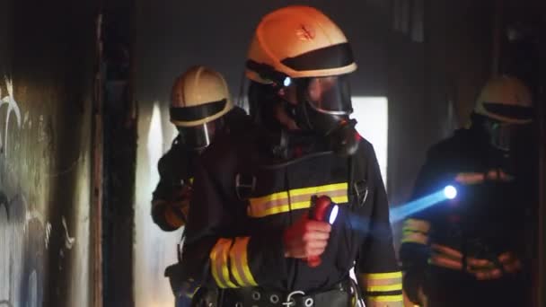 Bombeiros examinando consequências do fogo — Vídeo de Stock