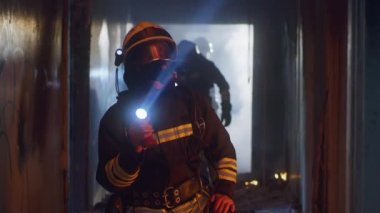 İtfaiyeciler yangın üstüne koridor inceliyor.