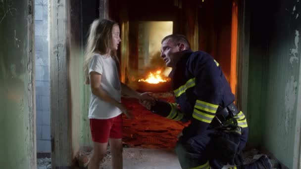 İtfaiyeci yanan koridorda kızı sorguluyor. — Stok video