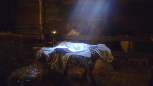 Ясли с одеялом в конюшне на Рождество — стоковое видео