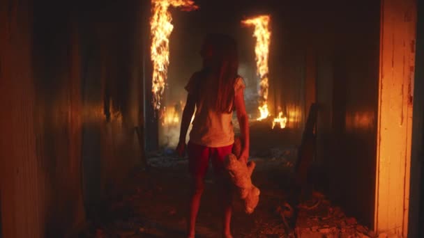 Skräckslagen flicka står i brinnande byggnad — Stockvideo