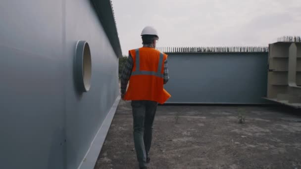 Mature supervisor walking on construction site — Stock Video