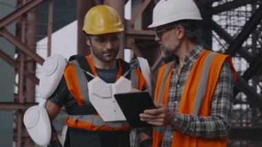 Erkek müteahhitler tablette planı tartışıyor