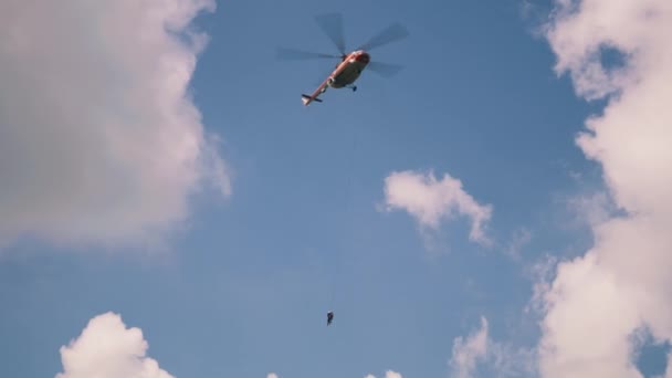 Hubschrauber mit Feuerlöscher am Himmel — Stockvideo