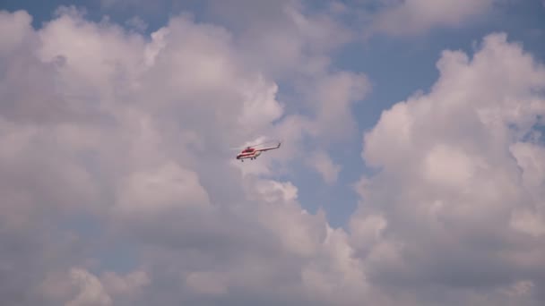 Helicóptero volando en cielo nublado — Vídeo de stock