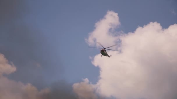 Firefighting helicopter flying over smoke — Stock Video