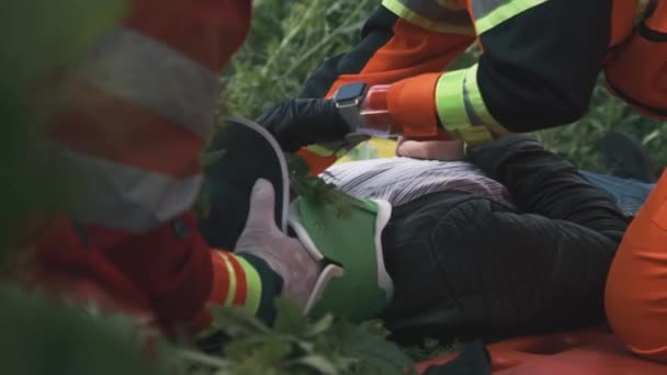 Paramedici verwijderen halskraag van slachtoffer — Stockvideo