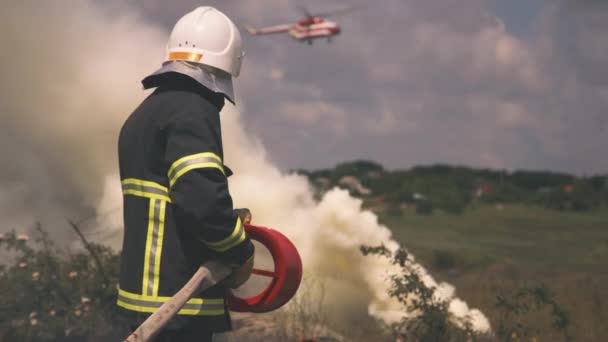 Hasiči hasí požár na venkově společně — Stock video